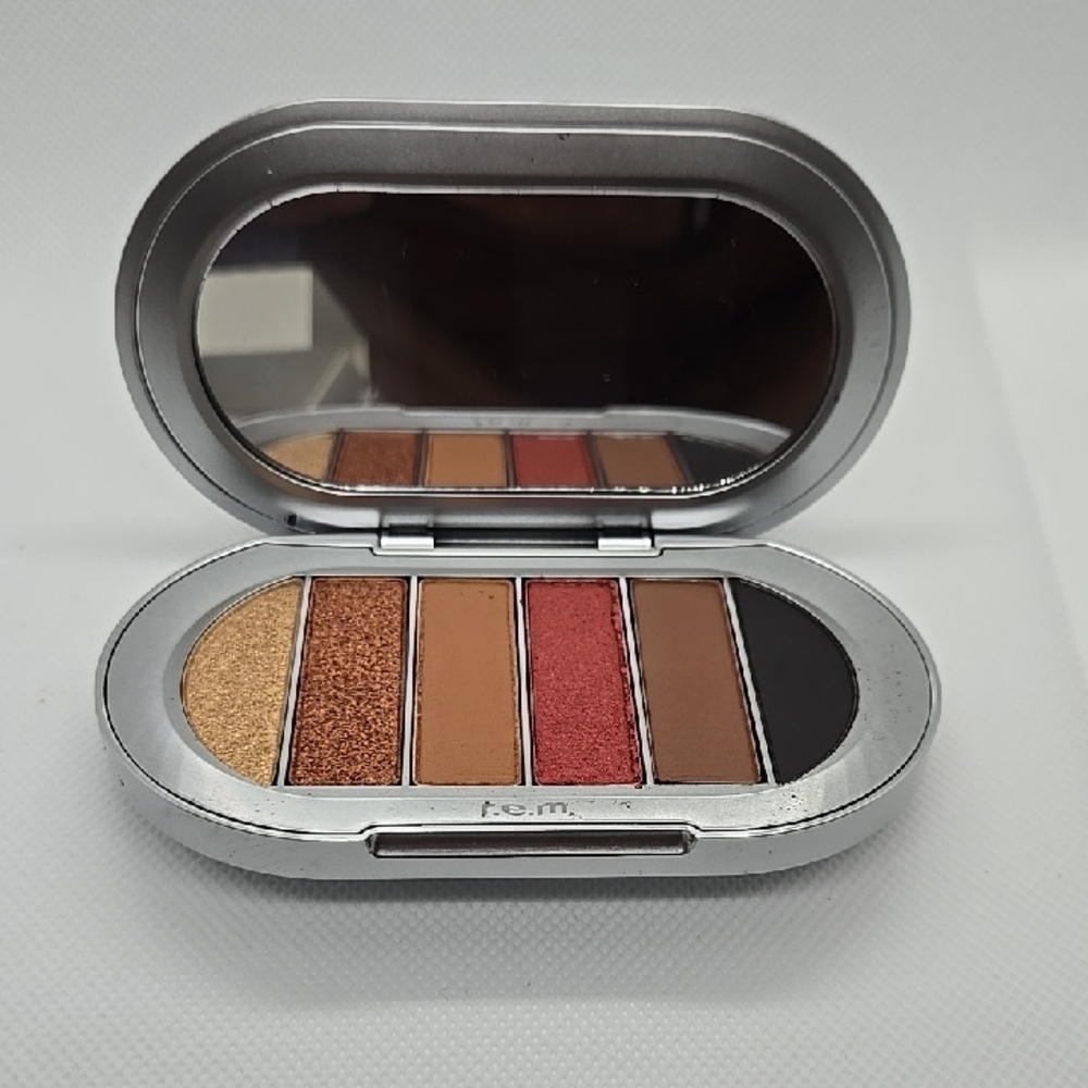 R.E.M. Beauty Glam Eyeshadow Palette